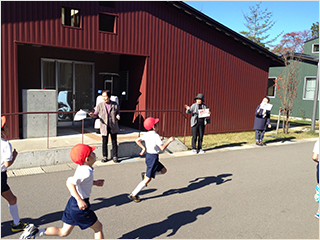 小学生のマラソンを応援する「シェア金沢」サ高住の人々